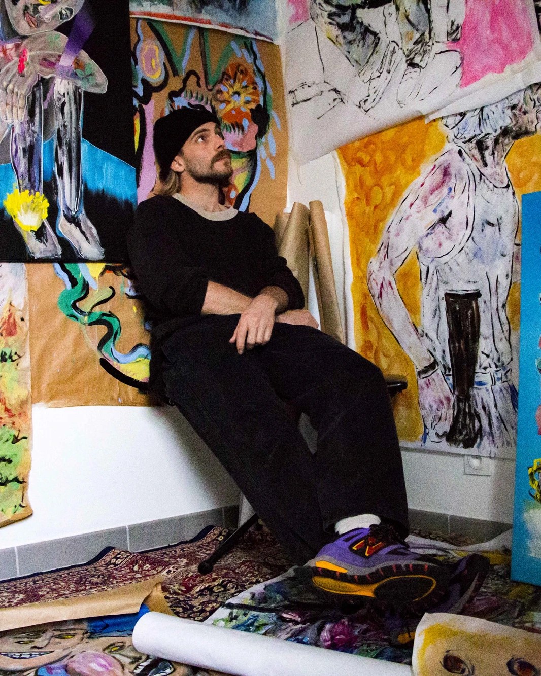 Max Dhum dans son atelier